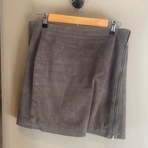 Grey suede skirt w/ exposed zipper • BlankNYC